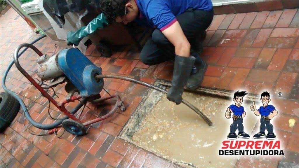 Limpeza de caixa de gordura em Monte Mor realizada por técnico da Suprema Desentupidora