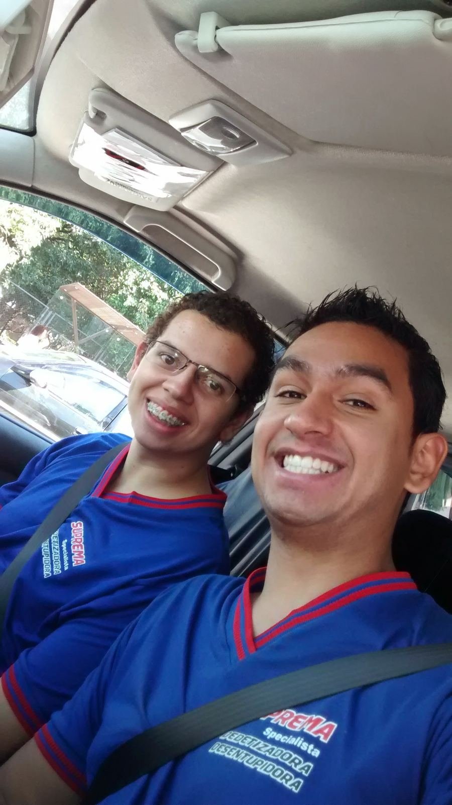 Dois técnicos uniformizados da Suprema a caminho de um desentupimento em Monte Mor