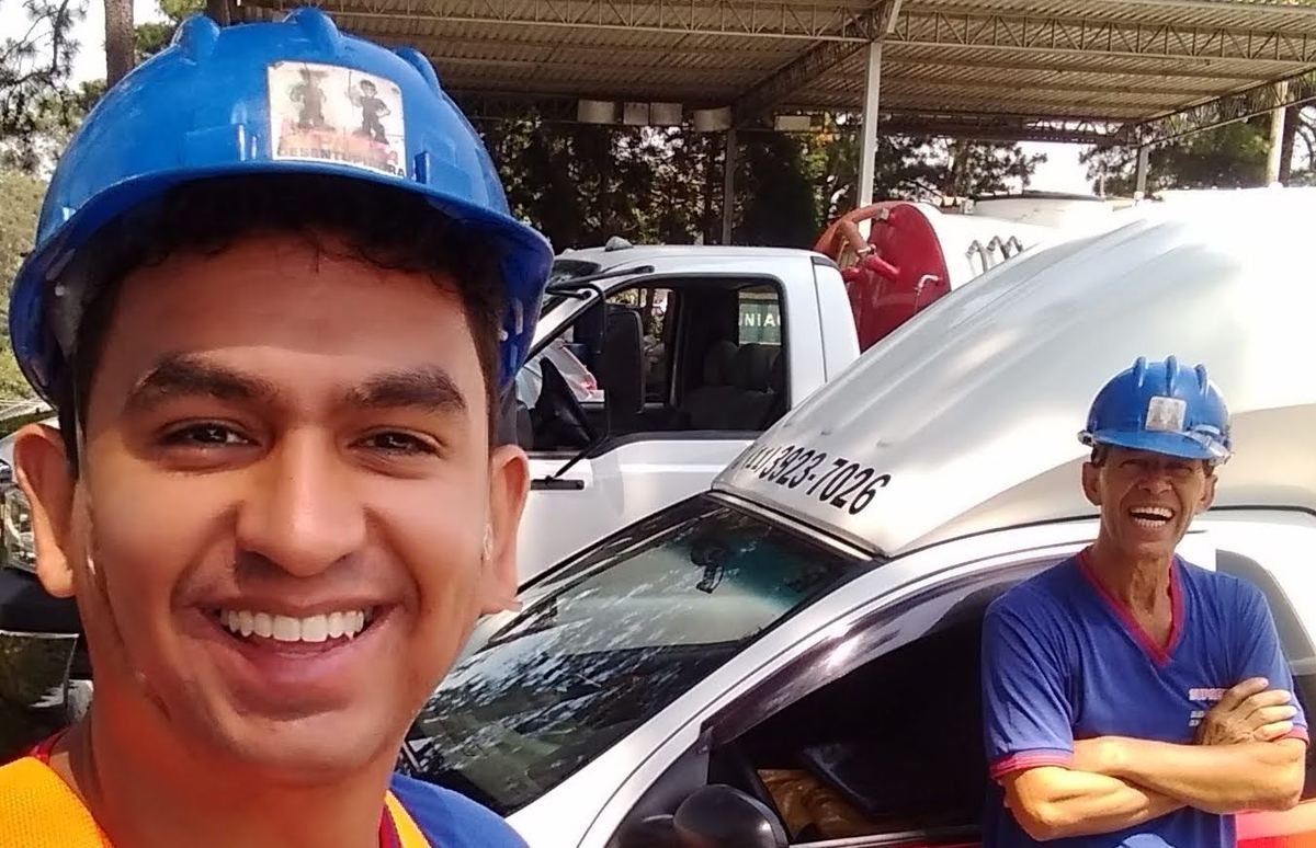 Técnicos da Suprema Desentupidora com caminhão limpa fossa em atendimento em Monte Mor