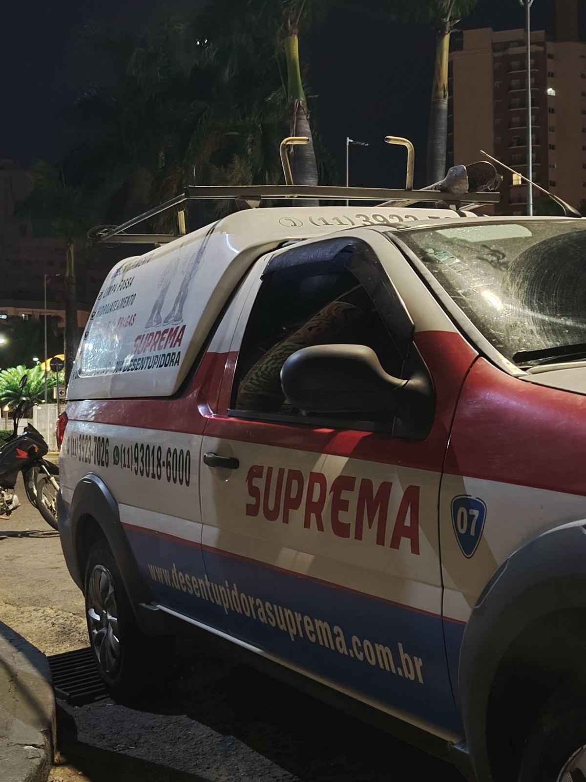 Veículo da Suprema Desentupidora em atendimento noturno 24 horas em Monte Mor